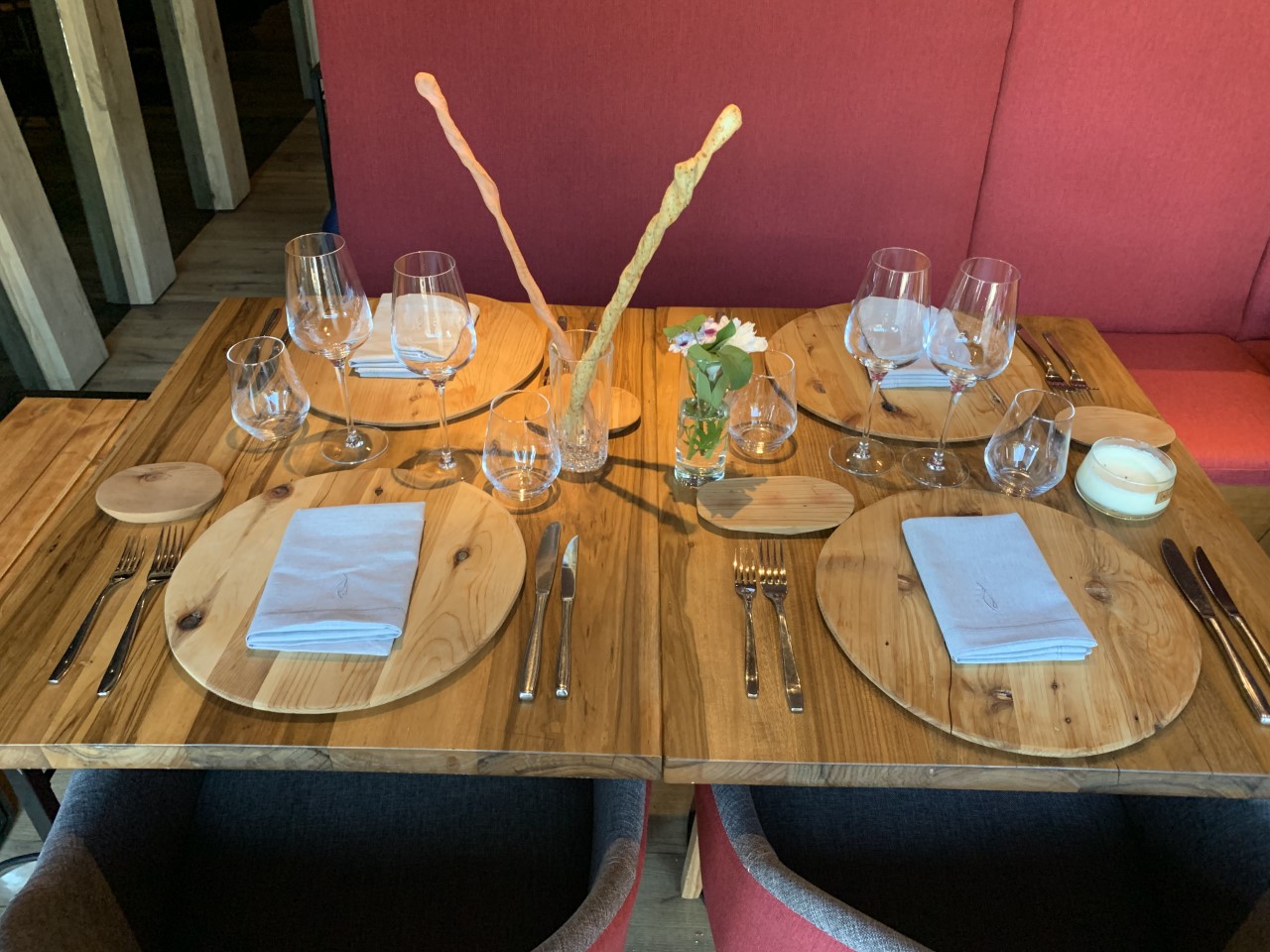 Mako Fuego y Vinos - Table Setting in El Calafate