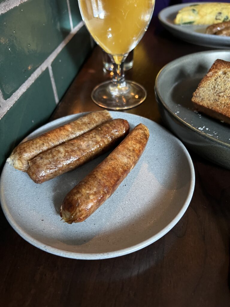 a plate of sausages and toast