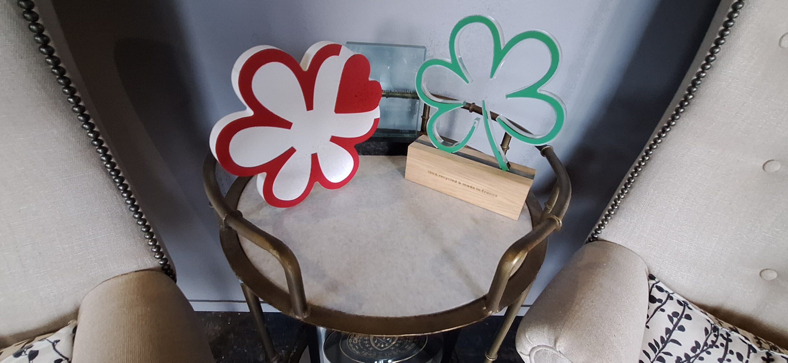 a table with a few clovers on it