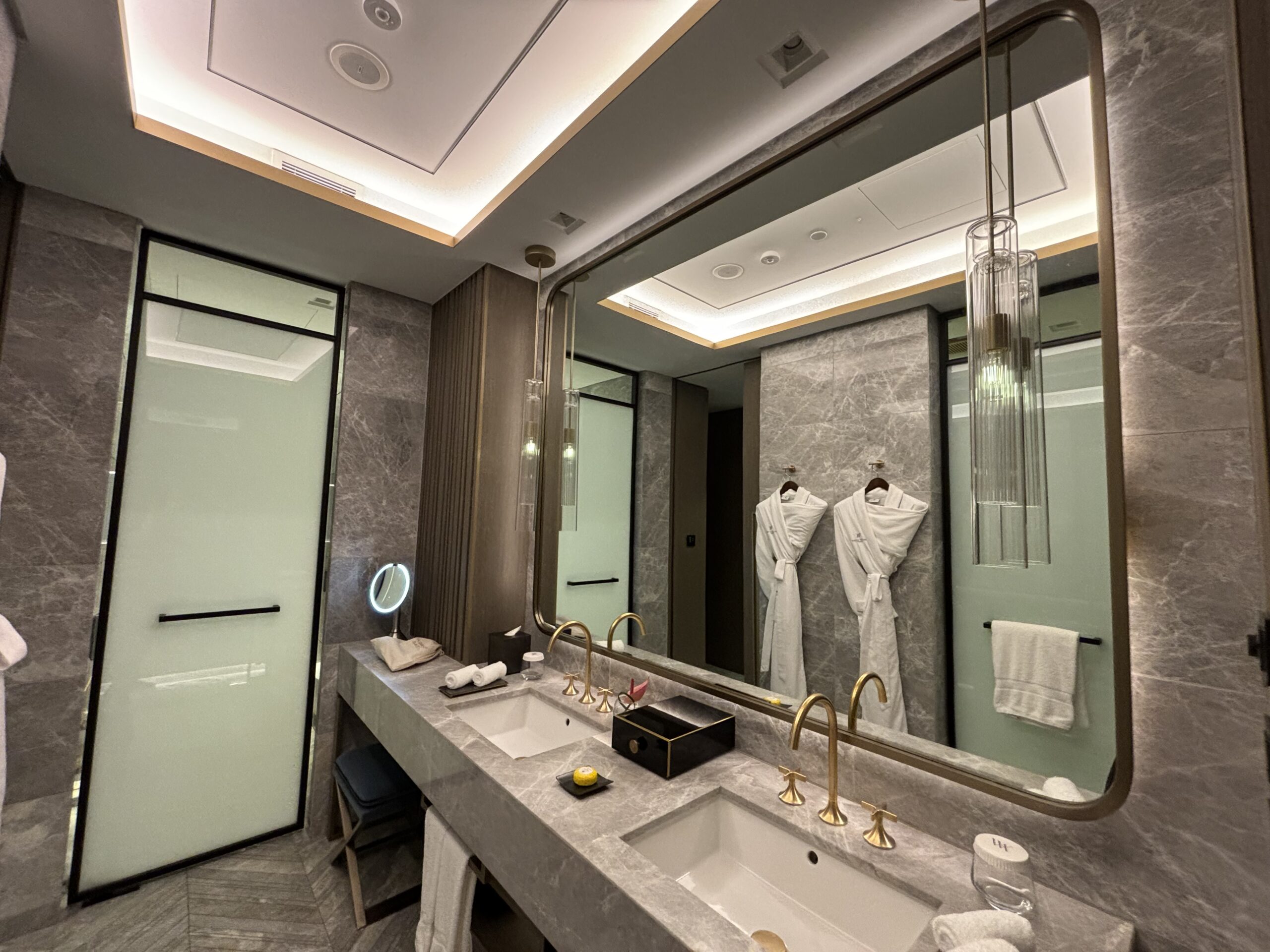 Waldorf Astoria Kuwait - Bathroom