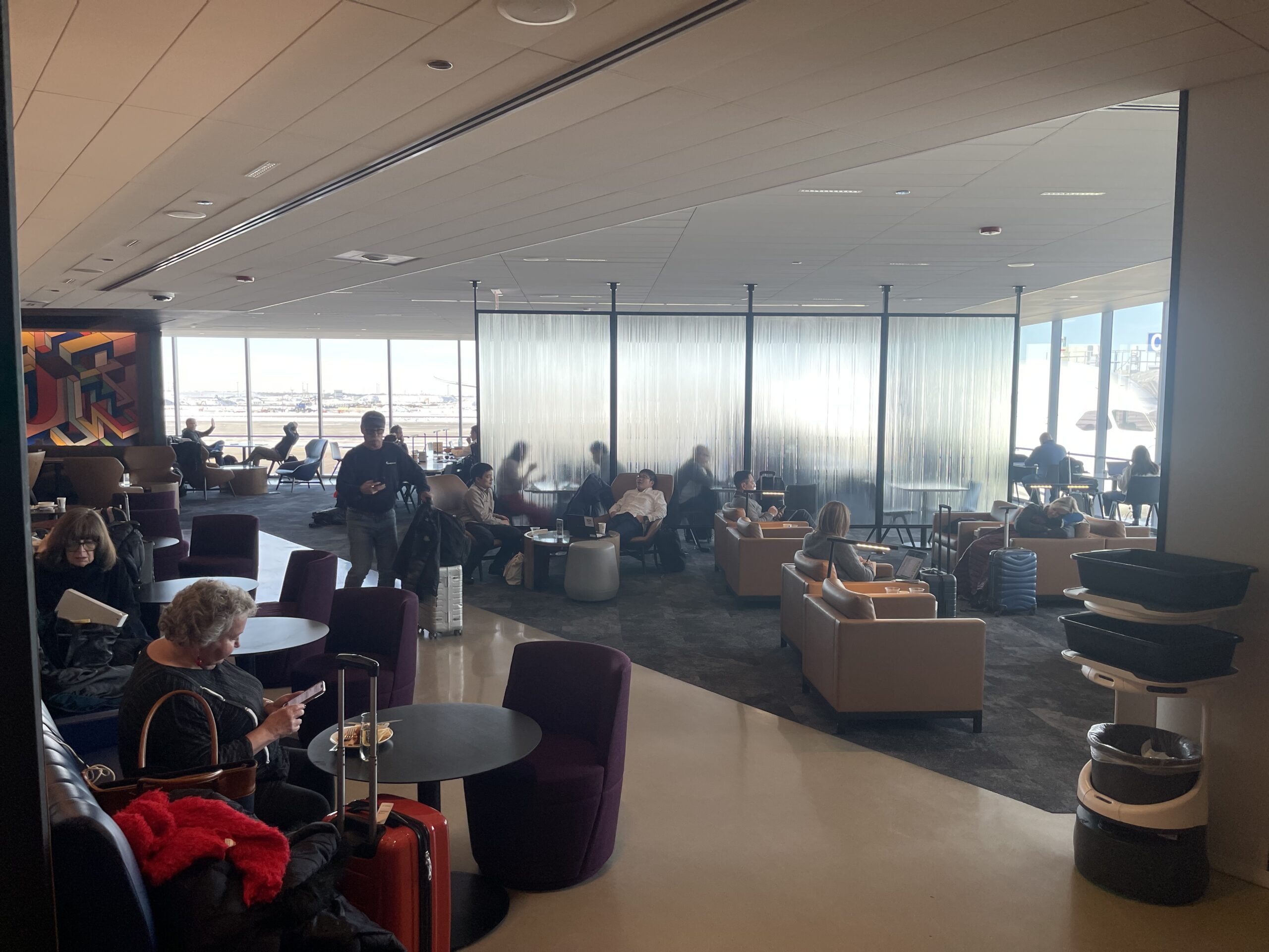 United Club Chicago ORD people sitting in a lounge area with people sitting around tables