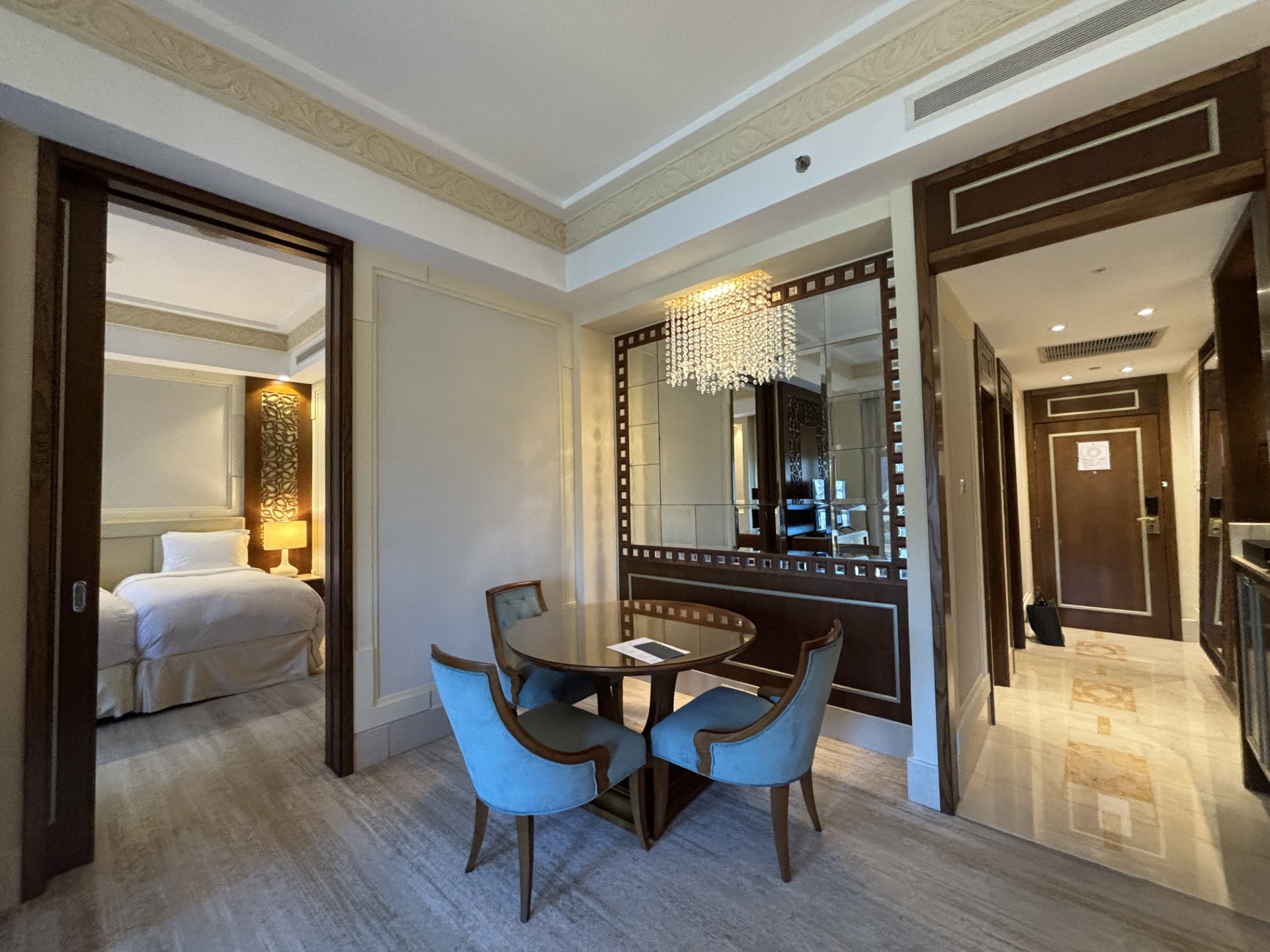Executive Suite - Dining Area