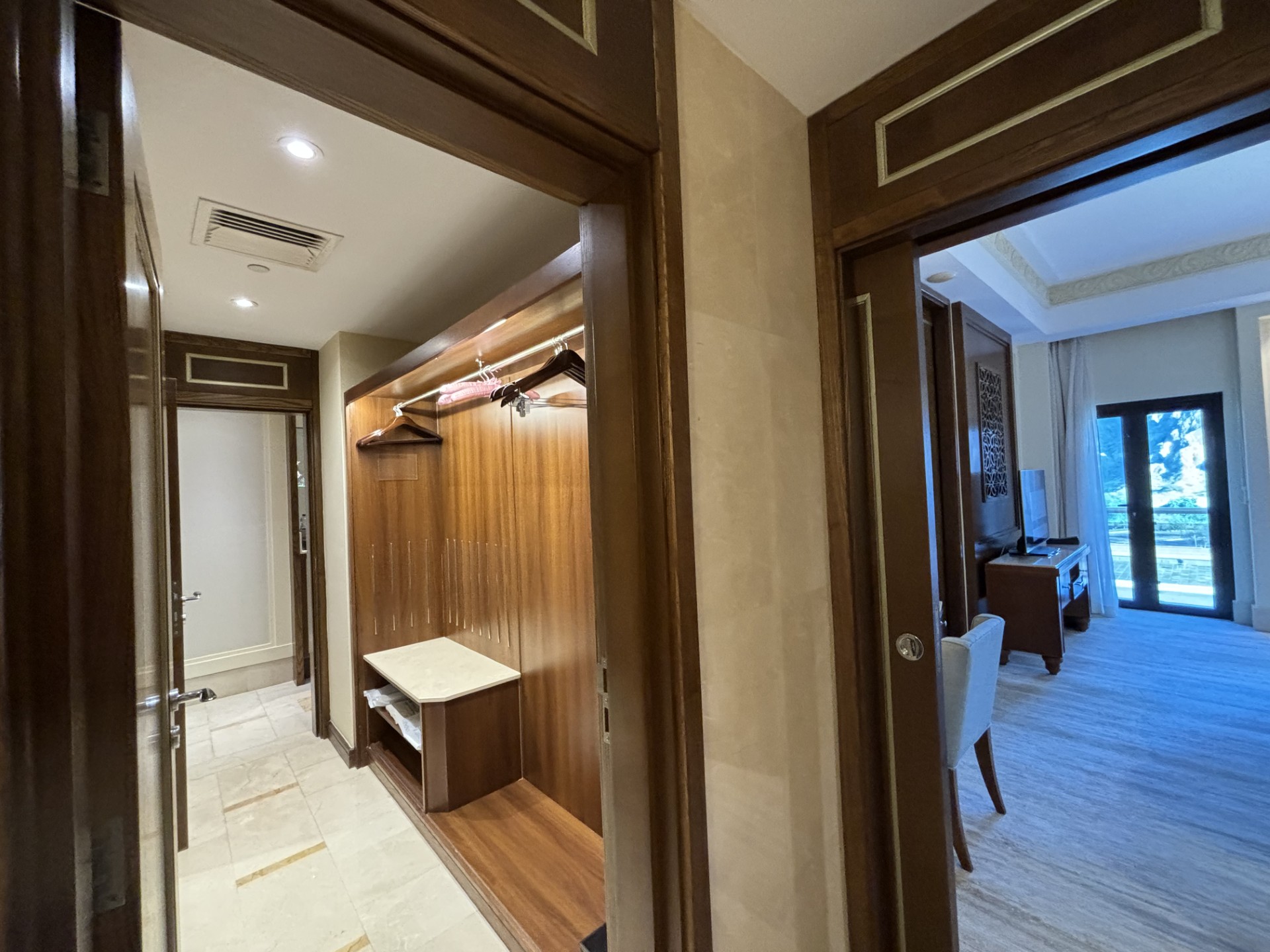 Executive Bedroom - Secondary Closet