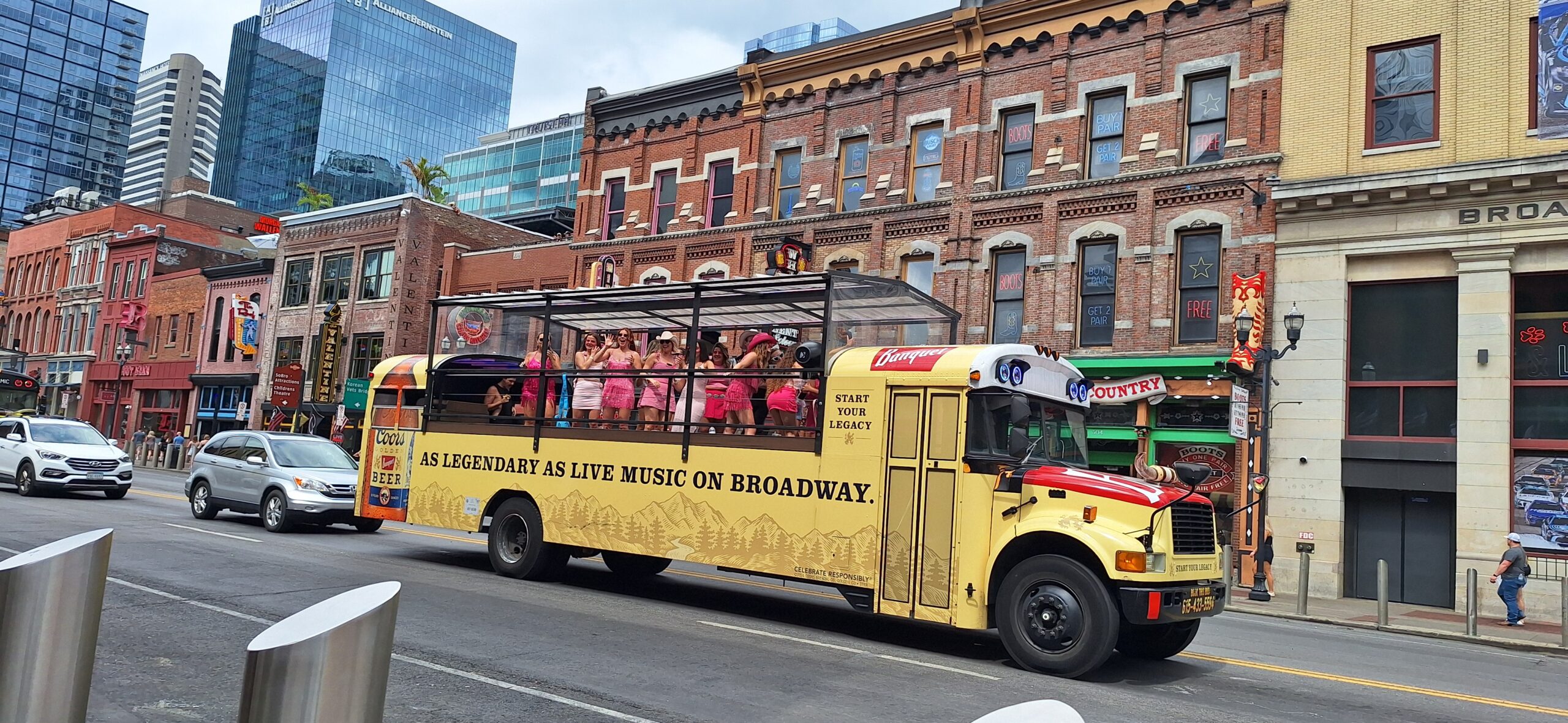 Premium Rouge a yellow bus with people on it