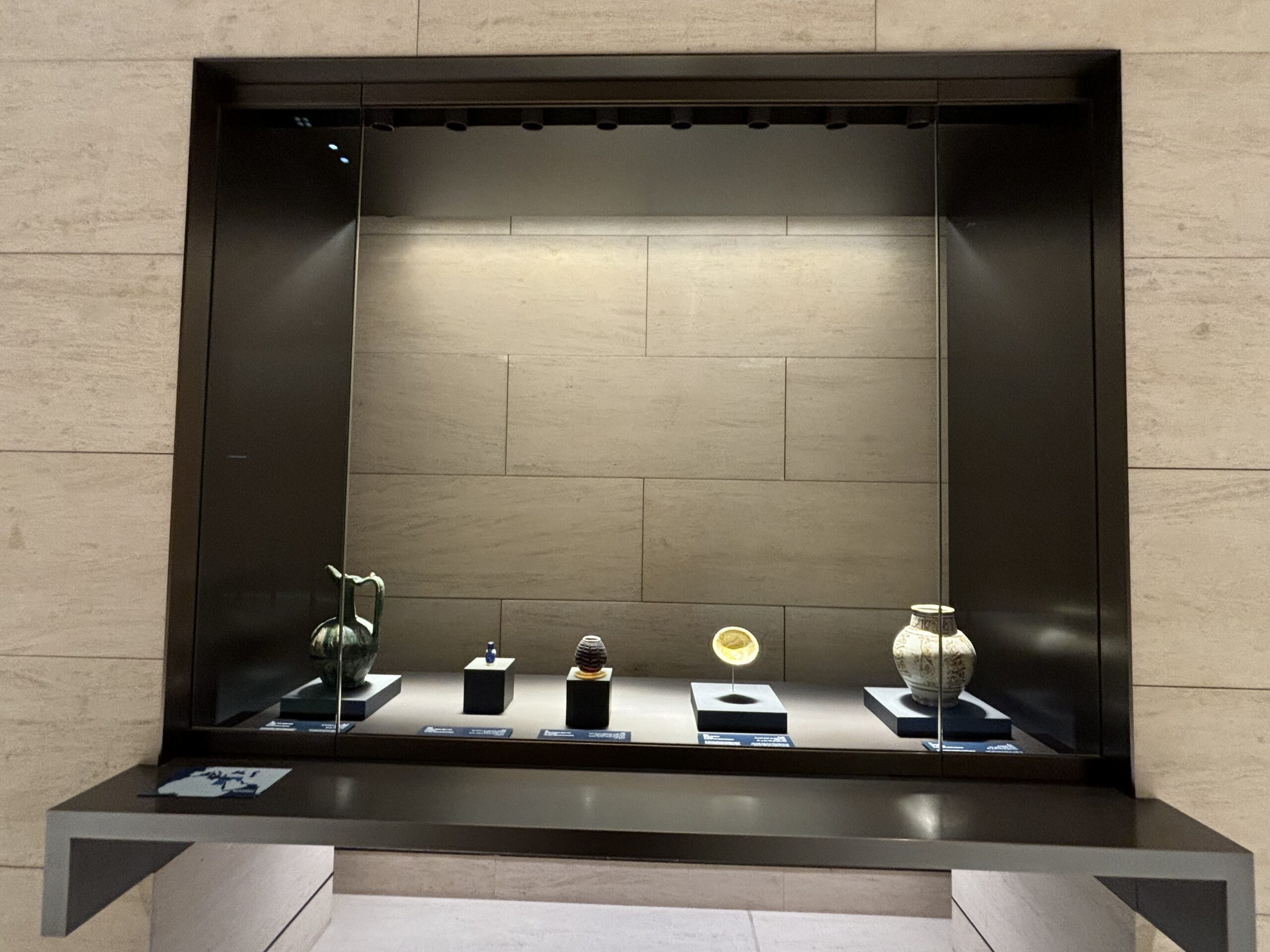 Al Safwa First Lounge - Artifacts