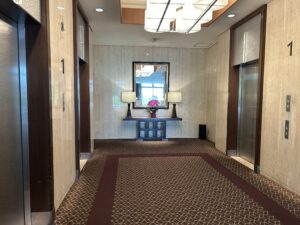 Sheraton Miyako Hotel Tokyo a hallway with a mirror and a mirror on the wall