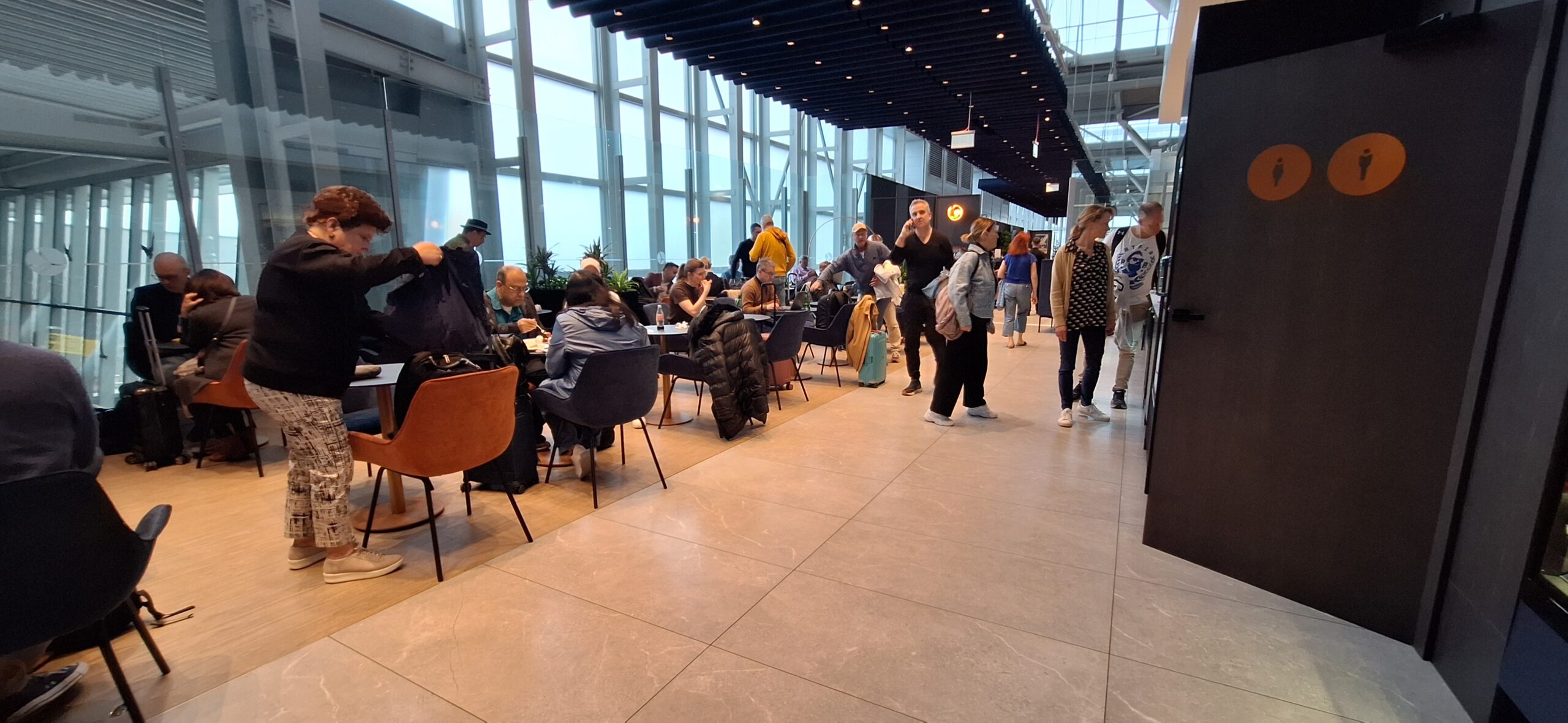 LOT Business Lounge review a group of people in a large room