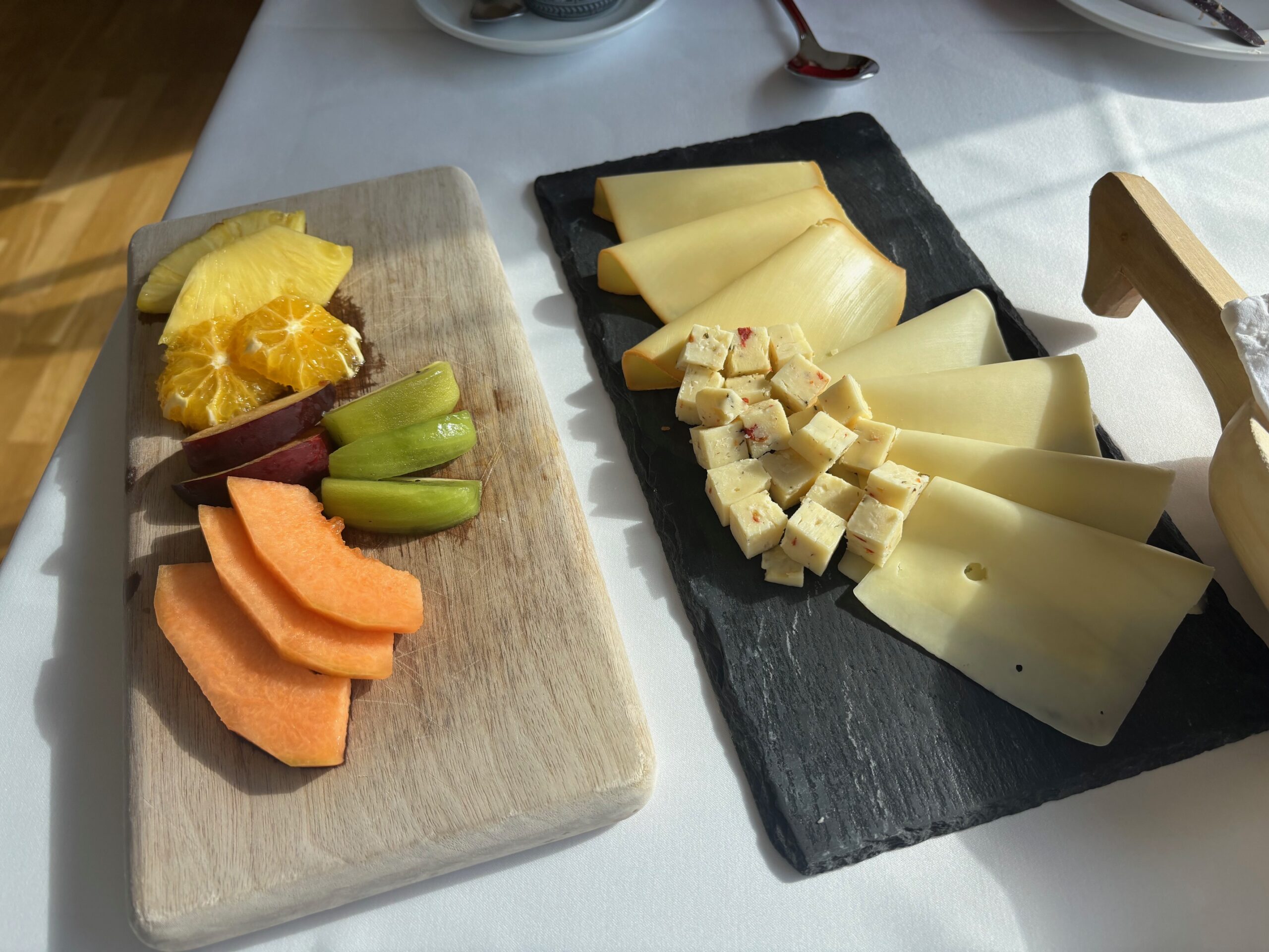 Fresh fruits and cheese