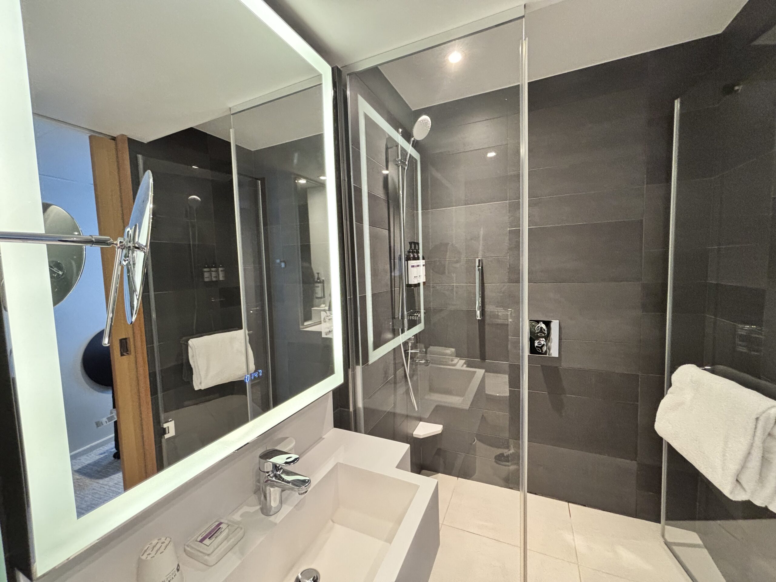 Hyatt Regency Paris Étoile - Bathroom