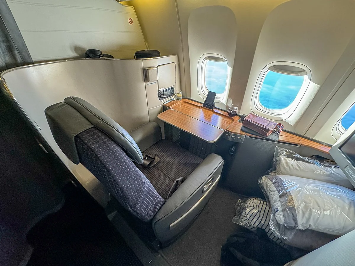 a seat and desk in an airplane