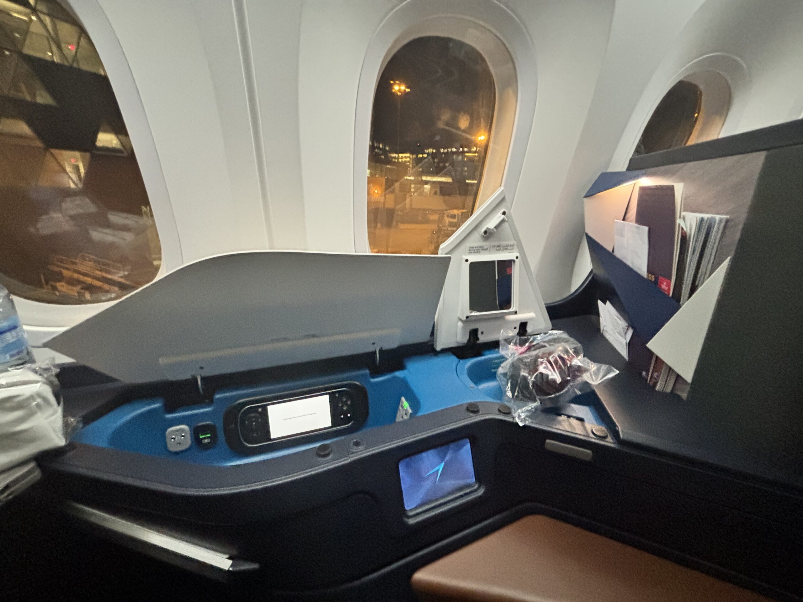Air Maroc B787-9 V2 - Side compartments