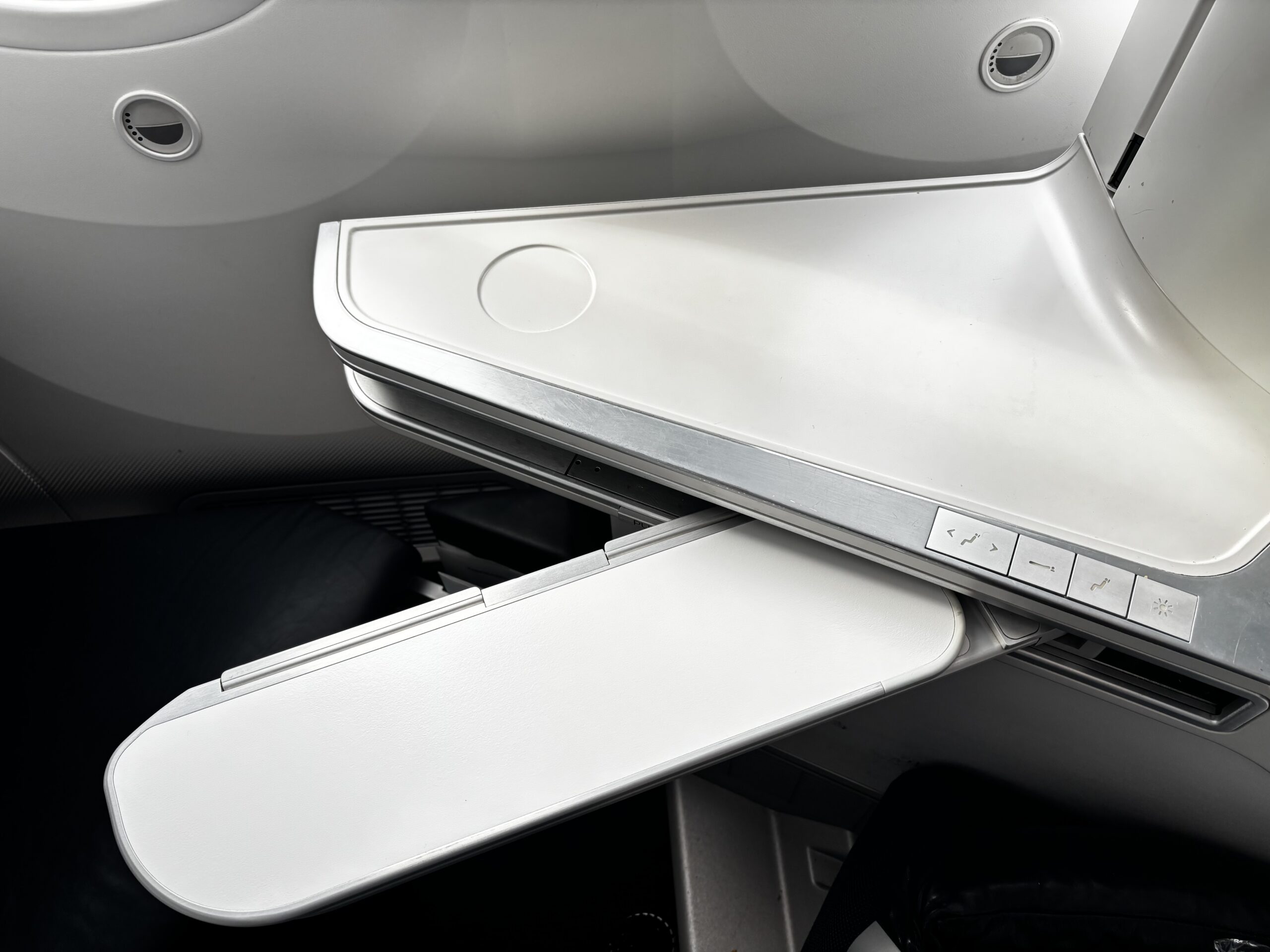 Air France B787-9 - Side tray table