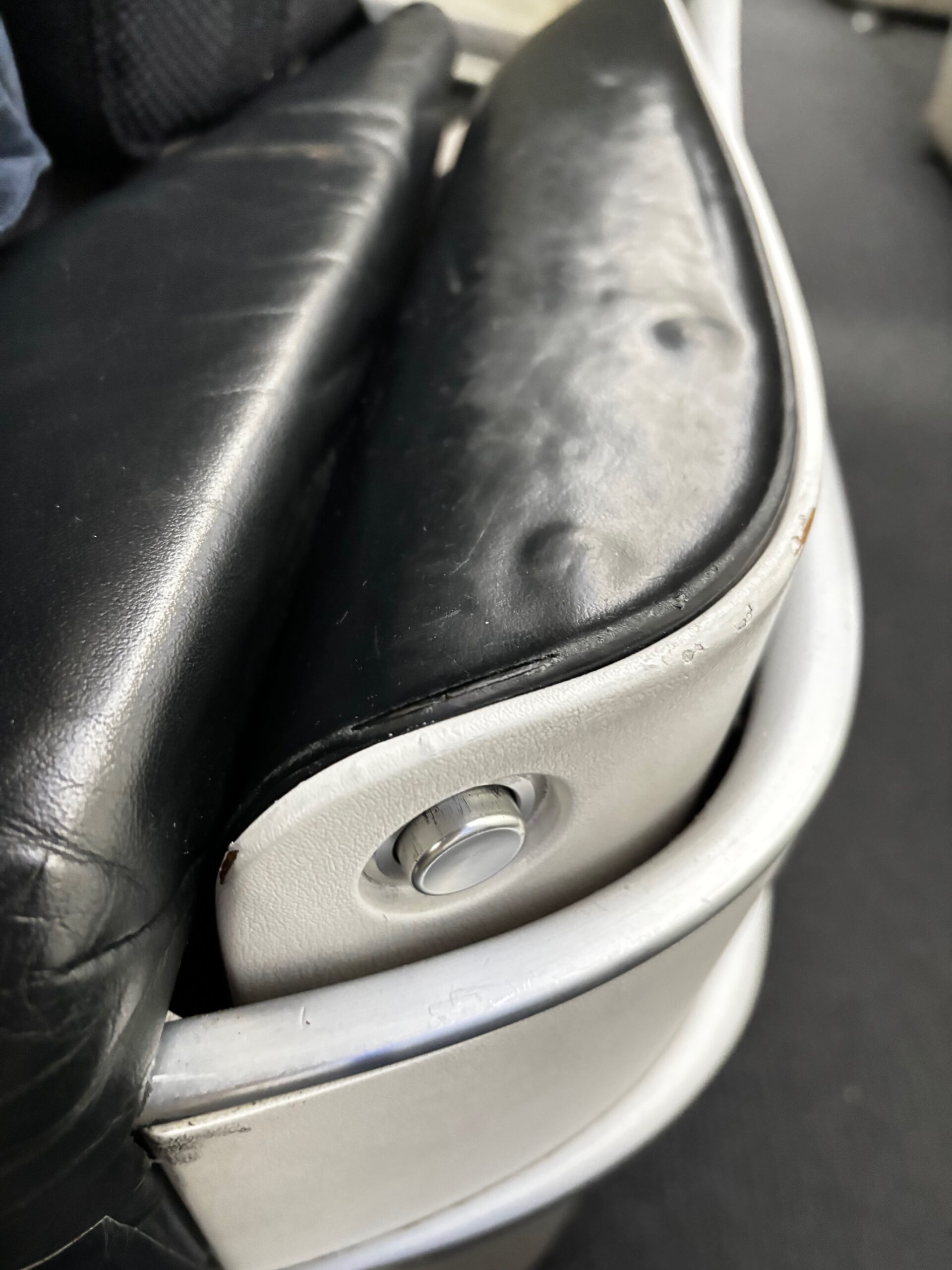 Air France B787-9 - Worn out armrest